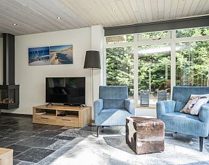 Comfortabele zithoek in Westenwind, De Koog, Texel, met moderne inrichting en uitzicht op de tuin.