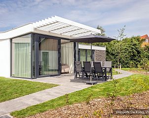 Stijlvolle woonkamer in Luxe familievilla 4p, De Koog, Texel met moderne inrichting en veel lichtinval.