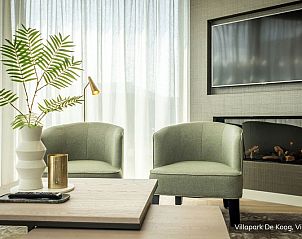 Gezellige zithoek met haard in Luxe familievilla 4p, De Koog, Texel, perfect voor ontspanning.