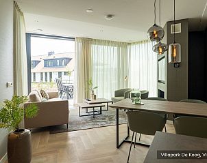 Lichte eetkamer in Luxe familievilla 4p, De Koog, Texel, met uitzicht op het terras en tuin.