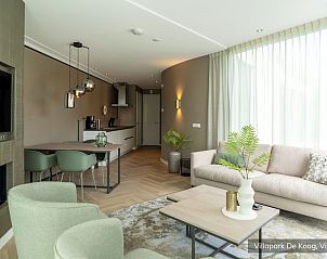Luxe badkamer met ligbad en sauna in Luxe familievilla 4p, De Koog, Texel voor ultieme ontspanning.