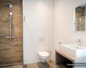 Ruime slaapkamer met veel natuurlijk licht in Luxe familievilla 4p, De Koog, Texel.