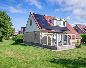 Villa 7 in De Koog Texel met zonnig terras en groene tuin, perfect vakantiehuis op de Waddeneilanden.