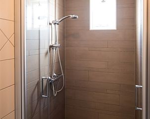 Moderne douche in Villa 7, comfortabel vakantiehuis in De Koog Texel, Waddeneilanden.