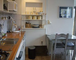 Praktische keukeninrichting in vakantiehuis Plevierstraat 21, De Koog, Texel, met eethoek op de Waddeneilanden.