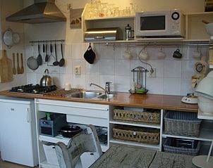 Volledig uitgeruste keuken in Plevierstraat 21, De Koog, Texel, vakantiehuis met kookfaciliteiten op de Waddeneilanden.