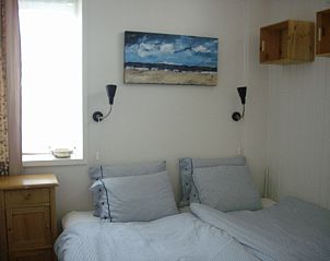 Knusse slaapkamer met stranddecor in vakantiehuis Plevierstraat 21, De Koog, Texel, op de Waddeneilanden.