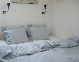 Slaapkamer met comfortabele bedden in vakantiehuis Plevierstraat 21, De Koog, Texel, ideaal voor rust op de Waddeneilanden.
