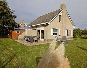 Zonnig terras bij Stappeland - De Duinvlinder, vakantiehuis in De Koog, Texel, ideaal voor ontspannen buitenmaaltijden.