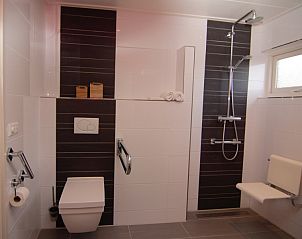 Stijlvolle badkamer in Stappeland - De Duinvlinder, vakantiehuis in De Koog, Texel met inloopdouche.