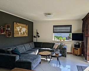 Lichte woonkamer in Stappeland - De Duinvlinder, vakantiehuis in De Koog, Texel met grote ramen en veel daglicht.