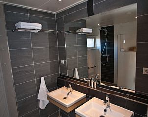 Luxe badkamer met dubbele wastafel in Stappeland - De Duinvlinder, vakantiehuis in De Koog, Texel.