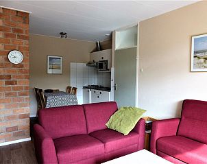 Gezellige woonkamer in 't Kerckeland - Appartement Kerckeland 86, De Koog, Texel, met comfortabele zitruimte en eetgedeelte voor een ontspannen verblijf.