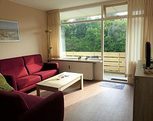 Lichte woonkamer in 't Kerckeland - Appartement Kerckeland 86, De Koog, Texel, met uitzicht op de natuur van de Waddeneilanden.