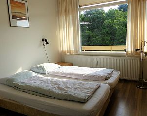 Ruime slaapkamer in 't Kerckeland - Appartement Kerckeland 86, De Koog, Texel, met uitzicht op groene natuur, ideaal voor een rustgevend verblijf.