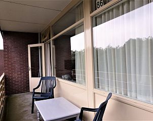 Privterras bij 't Kerckeland - Appartement Kerckeland 86, De Koog, Texel, met comfortabele zitplaatsen voor een rustige vakantie.
