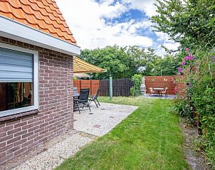 Privater Garten des Ferienhauses Karekiet in De Koog, Texel, umgeben von Natur.