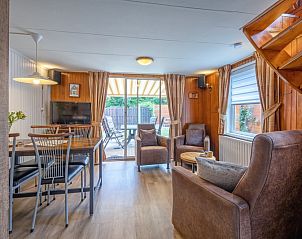 Helles Wohnzimmer des Ferienhauses Karekiet in De Koog, Texel mit Blick auf die Terrasse.