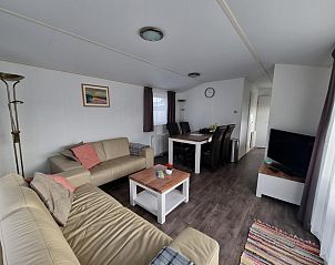 Gezellige woonkamer in Chalet Bregkoog 54 MaMaMia, De Koog, Texel met comfortabele zithoek en eethoek.