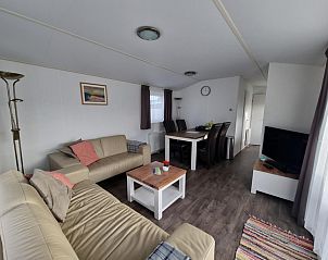 Ruime woonkamer in Chalet Bregkoog 54 MaMaMia, De Koog, Texel met veel natuurlijk licht en stijlvol interieur.