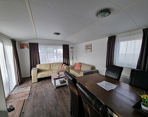Eethoek in Chalet Bregkoog 54 MaMaMia, De Koog, Texel met grote tafel voor gezellige maaltijden.