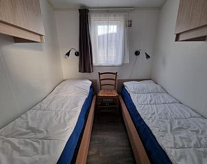 Tweede slaapkamer met eenpersoonsbedden in Chalet Bregkoog 54 MaMaMia, De Koog, Texel voor extra gasten.