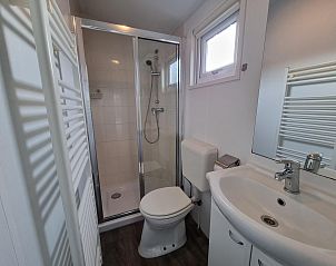 Moderne badkamer in Chalet Bregkoog 54 MaMaMia, De Koog, Texel met douchecabine en wastafel.