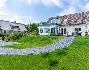 Huis ter Duin, vakantiehuis in De Koog, Texel met moderne veranda en groene tuin.
