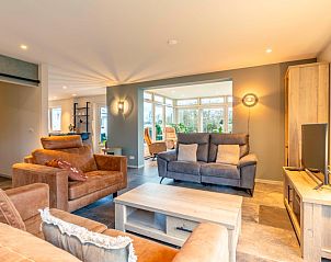 Stijlvolle inrichting van Huis ter Duin, vakantiehuis in De Koog, Texel met open woonkamer.