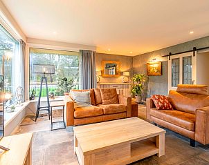 Lichte woonkamer in Huis ter Duin, vakantiehuis in De Koog, Texel met grote ramen.