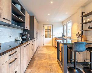 Moderne keuken in Huis ter Duin, vakantiehuis in De Koog, Texel met houten afwerking.