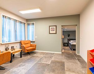 Ingang naar slaapkamer in Huis ter Duin, vakantiehuis in De Koog, Texel met comfortabele stoelen.