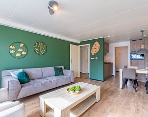Stijlvolle woonkamer in Appartement Anna 218, De Koog, Texel, met comfortabele bank en moderne inrichting.