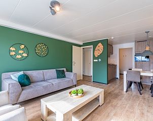 Gezellige zithoek in Appartement Anna 218, De Koog, Texel, met groene accenten en eetgedeelte.
