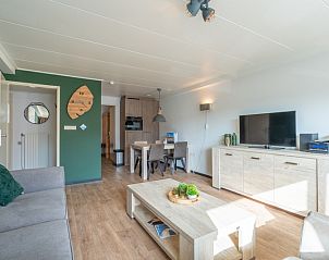 Lichte leefruimte in Appartement Anna 218, De Koog, Texel, met ruime bank en eettafel.