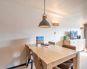 Eethoek met houten tafel in Appartement Anna 218, De Koog, Texel, perfect voor gezellige maaltijden.