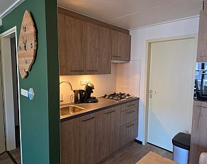 Moderne keuken in Appartement Anna 218, De Koog, Texel, uitgerust met fornuis en koffiezetapparaat.