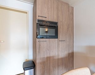 Ingebouwde oven en kast in Appartement Anna 218, De Koog, Texel, voor handige keukenopslag.