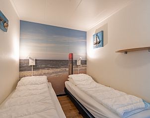 Sfeervolle slaapkamer met strandthema in Appartement Anna 218, De Koog, Texel, voor een goede nachtrust.
