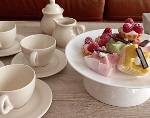 Elegante theeset en lekkernijen in De Pelikaan Appartementen, De Koog, Texel.