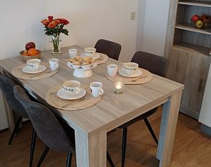 Gezellige eettafel gedekt voor ontbijt in De Pelikaan Appartementen, De Koog, Texel.