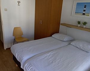 Comfortabele slaapkamer met tweepersoonsbed in De Pelikaan Appartementen, De Koog, Texel.