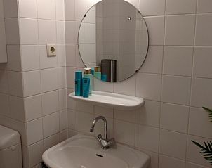 Stijlvolle badkamer met spiegel in De Pelikaan Appartementen, De Koog, Texel.