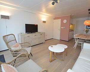 Gezellige leefruimte in Appartementen Anna - Zon, De Koog, Texel, met moderne faciliteiten en comfortabele stoelen.