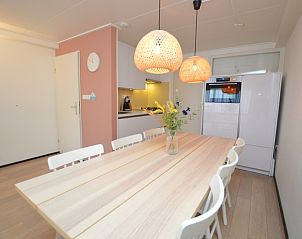 Ruime eetkamer in Appartementen Anna - Zon, De Koog, Texel, met lange tafel en sfeervolle verlichting.