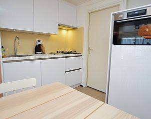 Moderne keuken in Appartementen Anna - Zon, De Koog, Texel, met inbouwapparatuur en strakke afwerking.