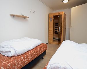 Slaapkamer met sauna in Appartementen Anna - Zon, De Koog, Texel, voor ultieme ontspanning tijdens je verblijf.
