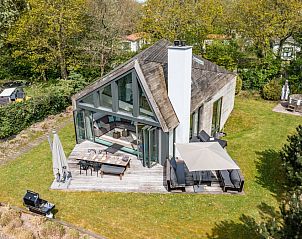 Luchtfoto van Duynzoom Villa 5 in De Koog, Texel met een ruim terras en groene tuin.