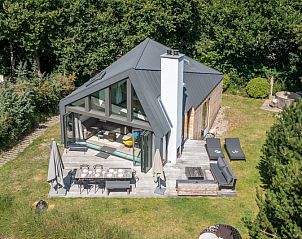 Bovenaanzicht van vakantiehuis Duynzoom Villa 5 met moderne architectuur in De Koog, Texel.