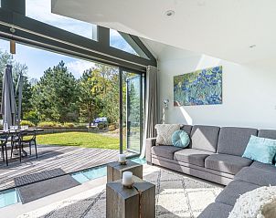 Gezellige woonkamer met uitzicht op de tuin in Duynzoom Villa 5, De Koog, Texel.